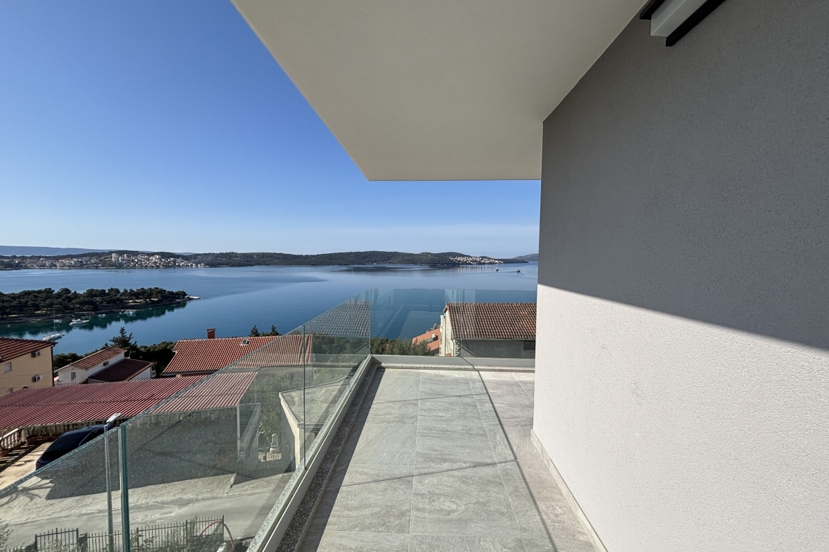 Straordinario attico con terrazza panoramica vicino al mare