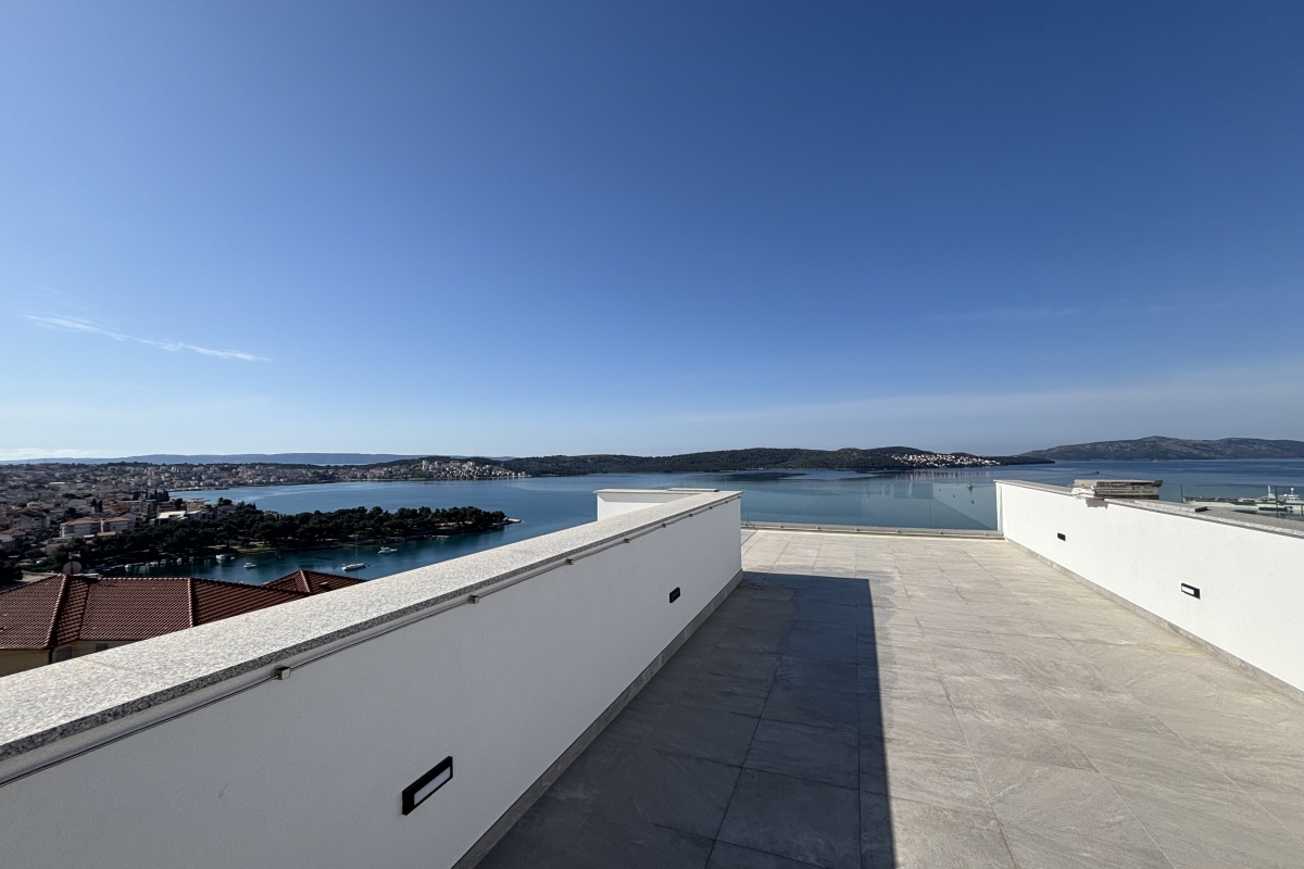 Straordinario attico con terrazza panoramica vicino al mare