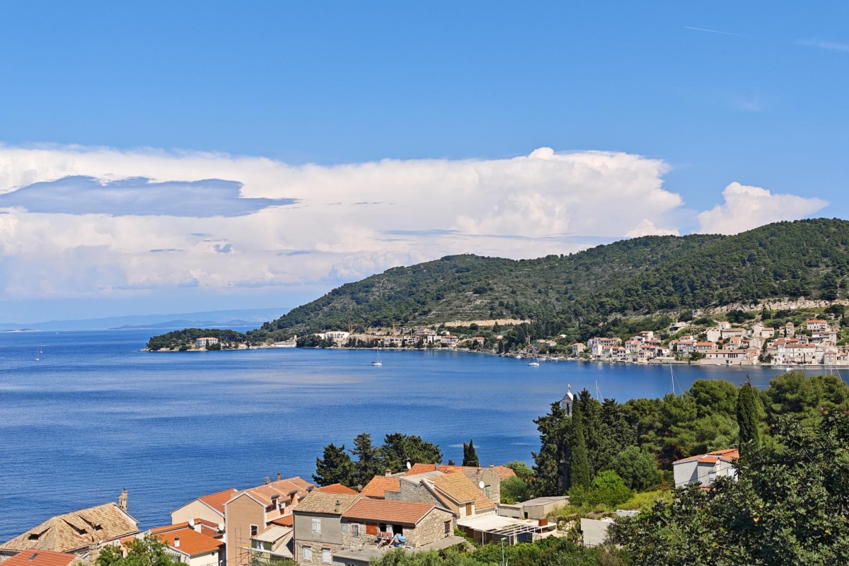 Casa bifamiliare in pietra vicino al mare
