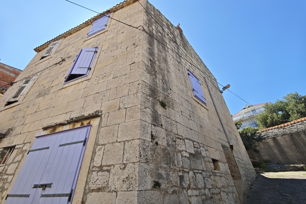 Casa bifamiliare in pietra vicino al mare