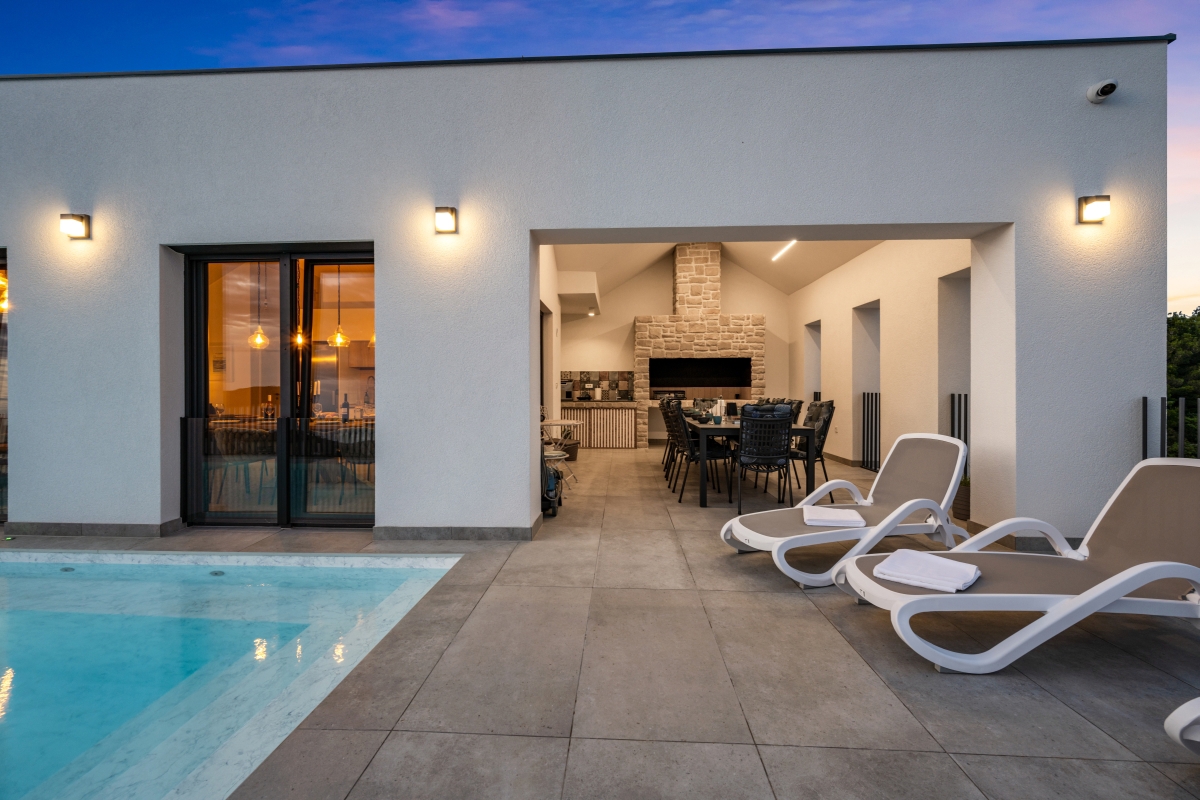 Villa moderna con vista mare aperta