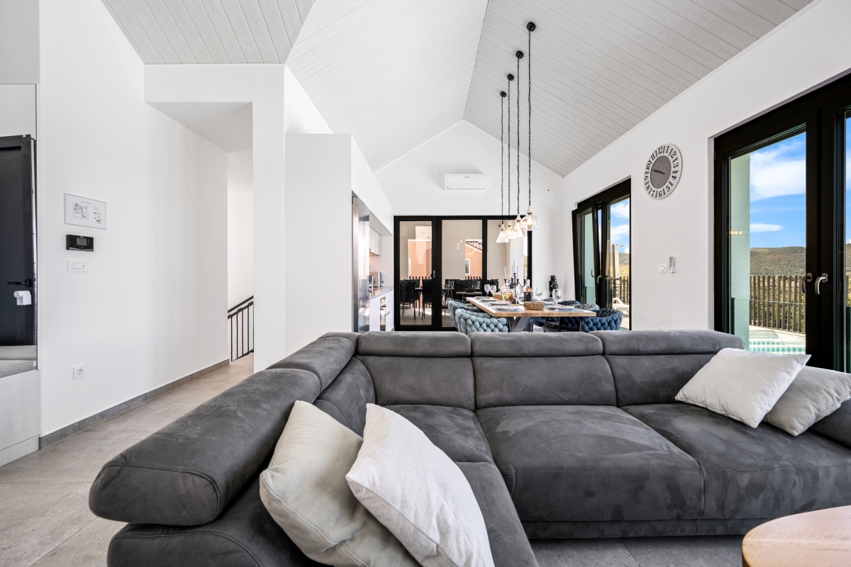 Villa moderna con vista mare aperta