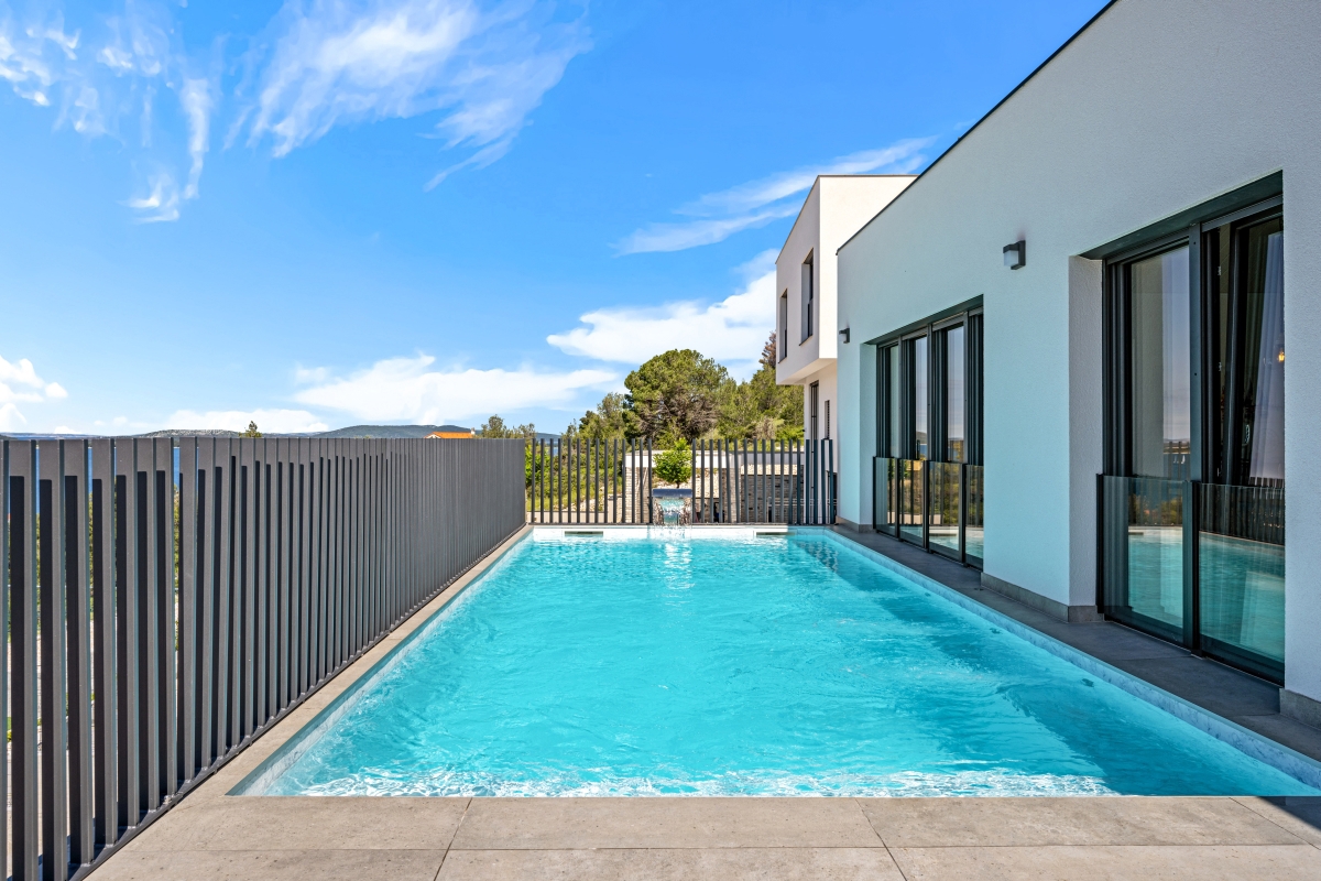 Villa moderna con vista mare aperta