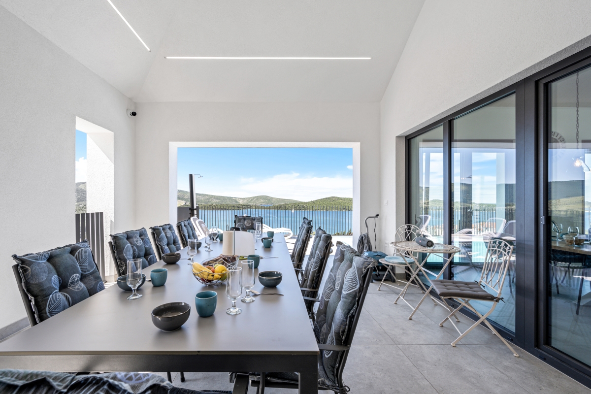 Villa moderna con vista mare aperta