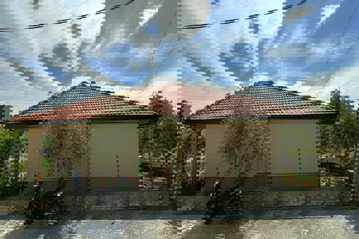 Una casa con garage e giardino in posizione strategica a Spalato