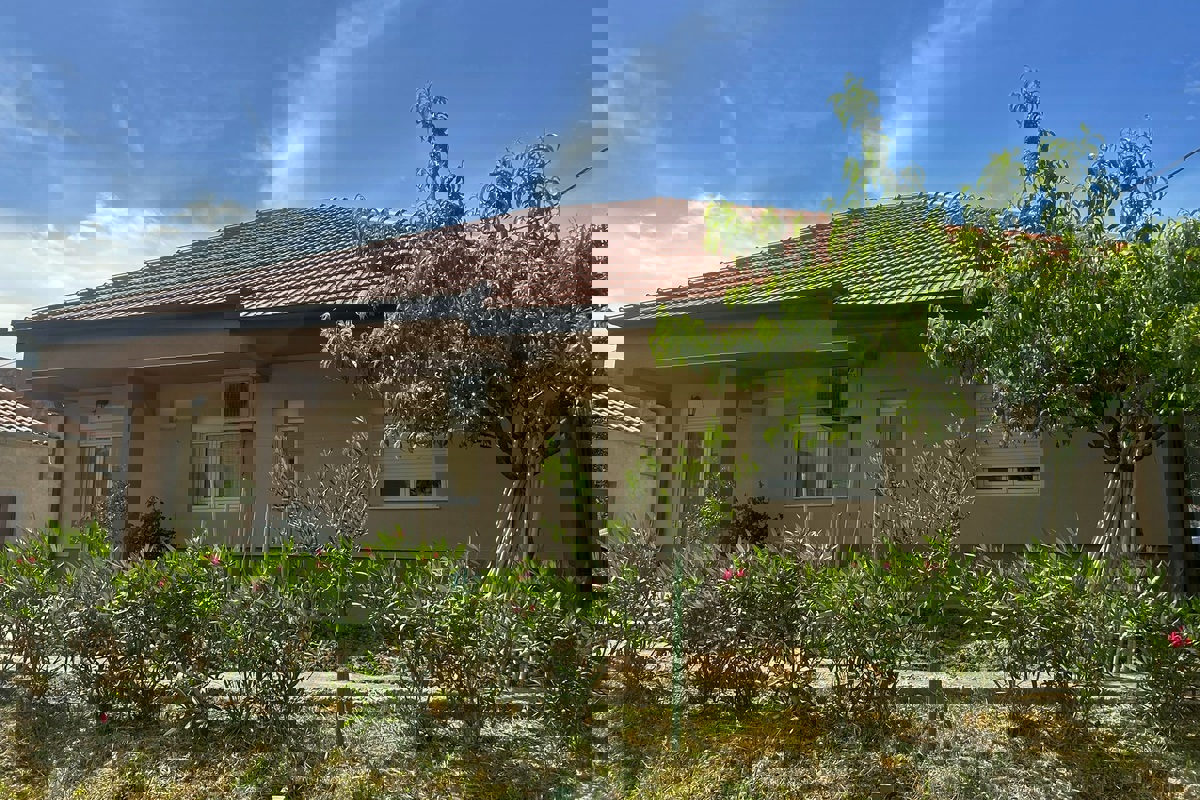 Una casa con garage e giardino in posizione strategica a Spalato