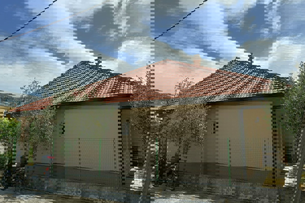 Una casa con garage e giardino in posizione strategica a Spalato