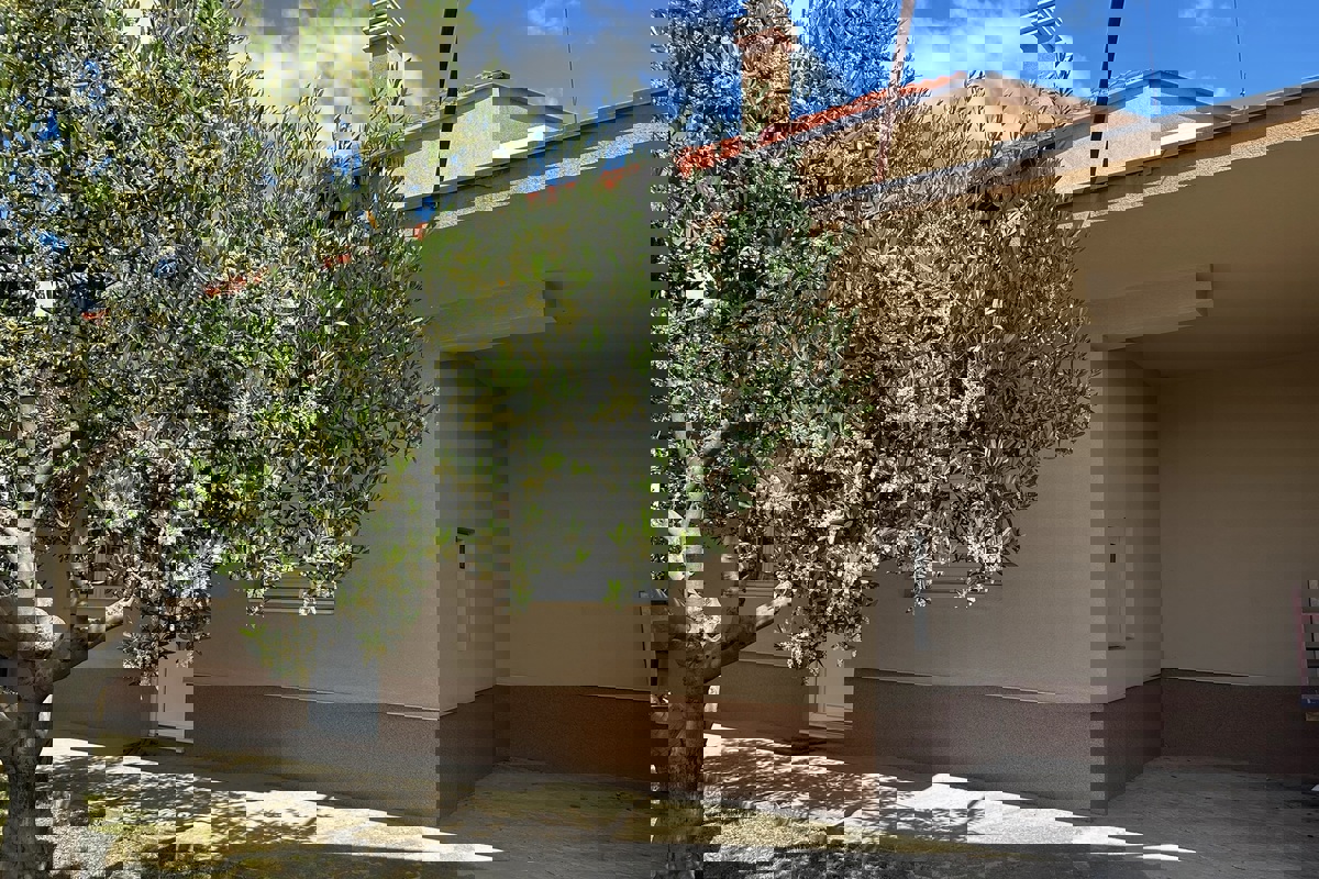 Una casa con garage e giardino in posizione strategica a Spalato