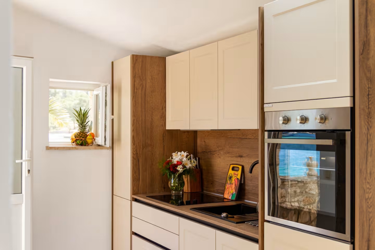 Moderno appartamento in villa in pietra direttamente sul mare