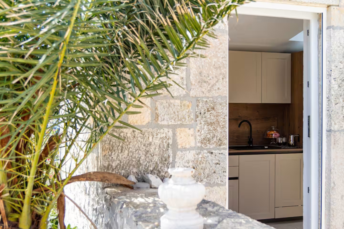 Moderno appartamento in villa in pietra direttamente sul mare