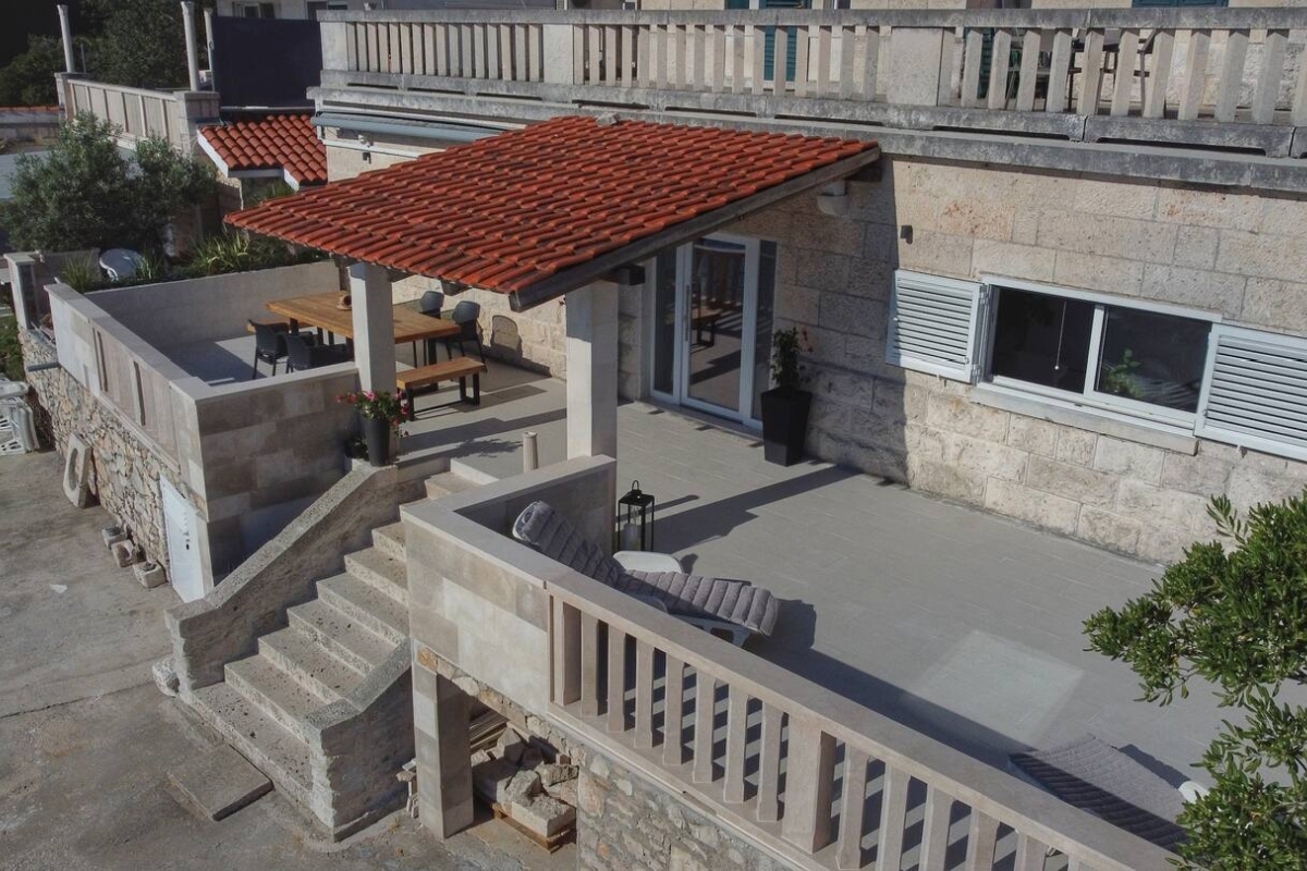 Moderno appartamento in villa in pietra direttamente sul mare