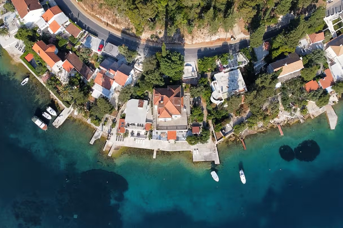 Moderno appartamento in villa in pietra direttamente sul mare