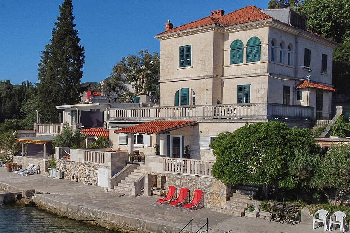 Moderno appartamento in villa in pietra direttamente sul mare