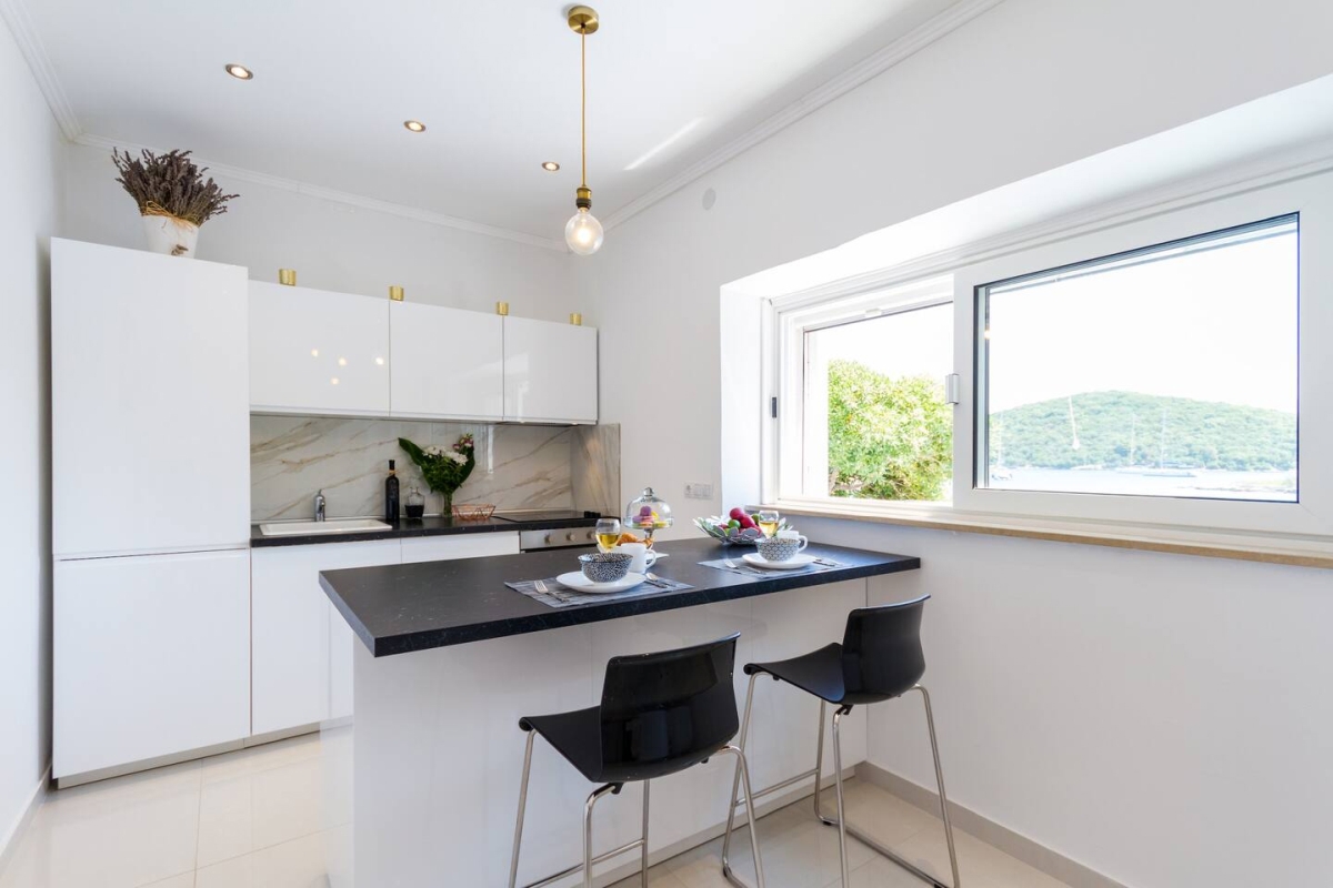 Moderno appartamento in villa in pietra direttamente sul mare