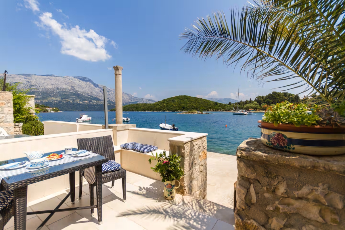 Moderno appartamento in villa in pietra direttamente sul mare