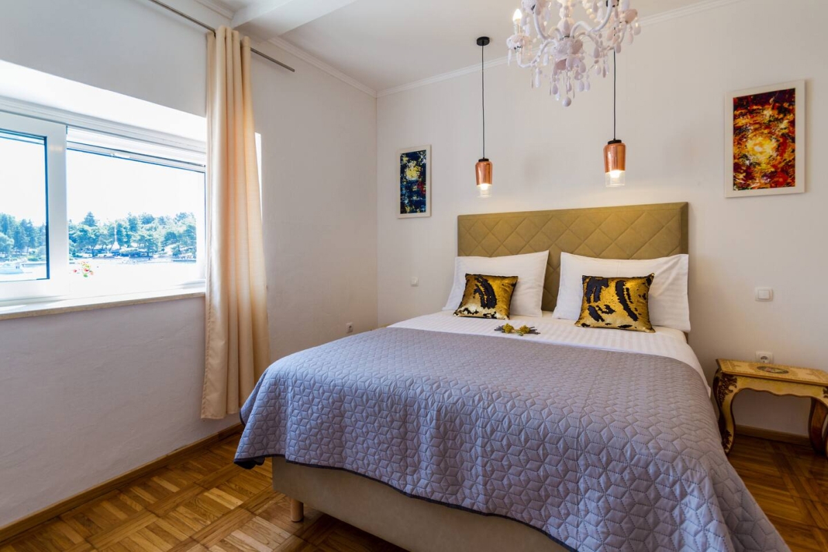 Moderno appartamento in villa in pietra direttamente sul mare