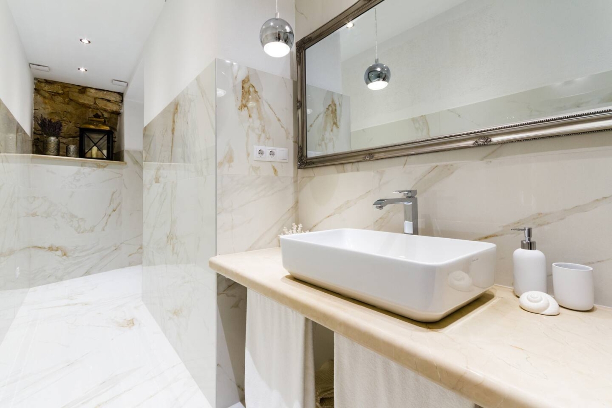 Moderno appartamento in villa in pietra direttamente sul mare