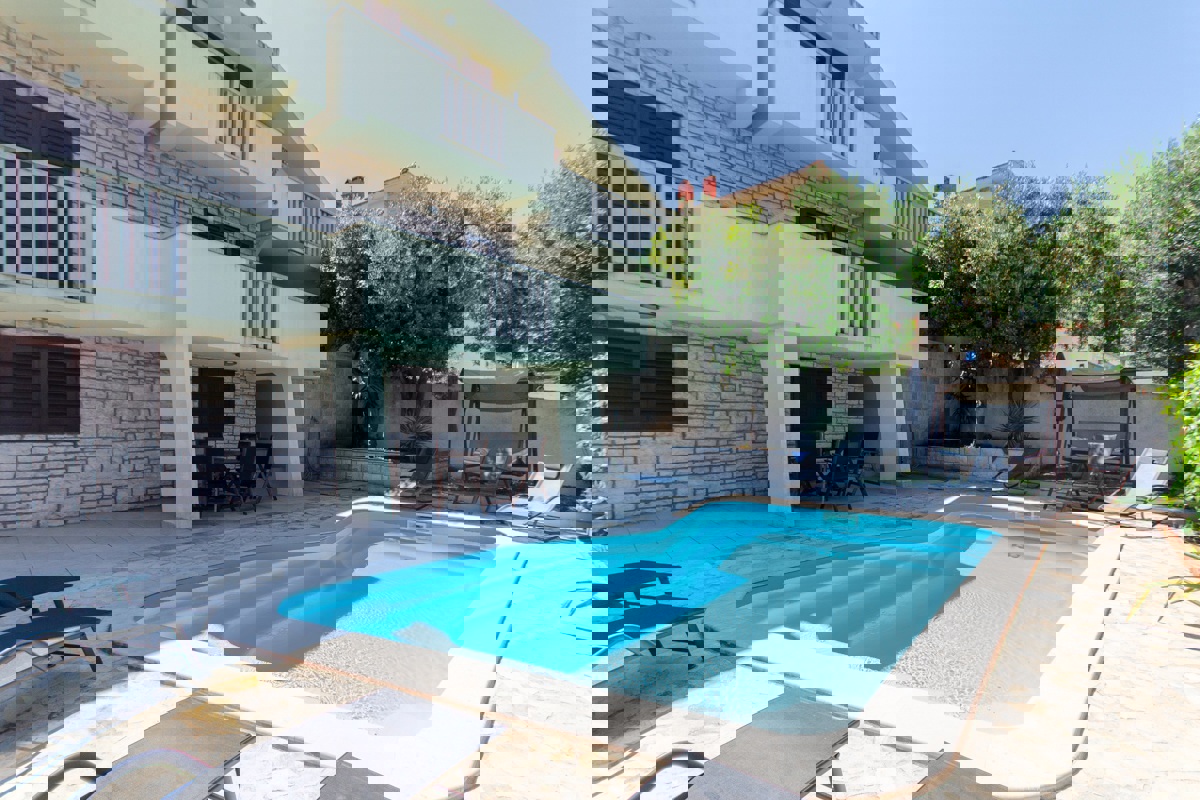 Palazzina con piscina