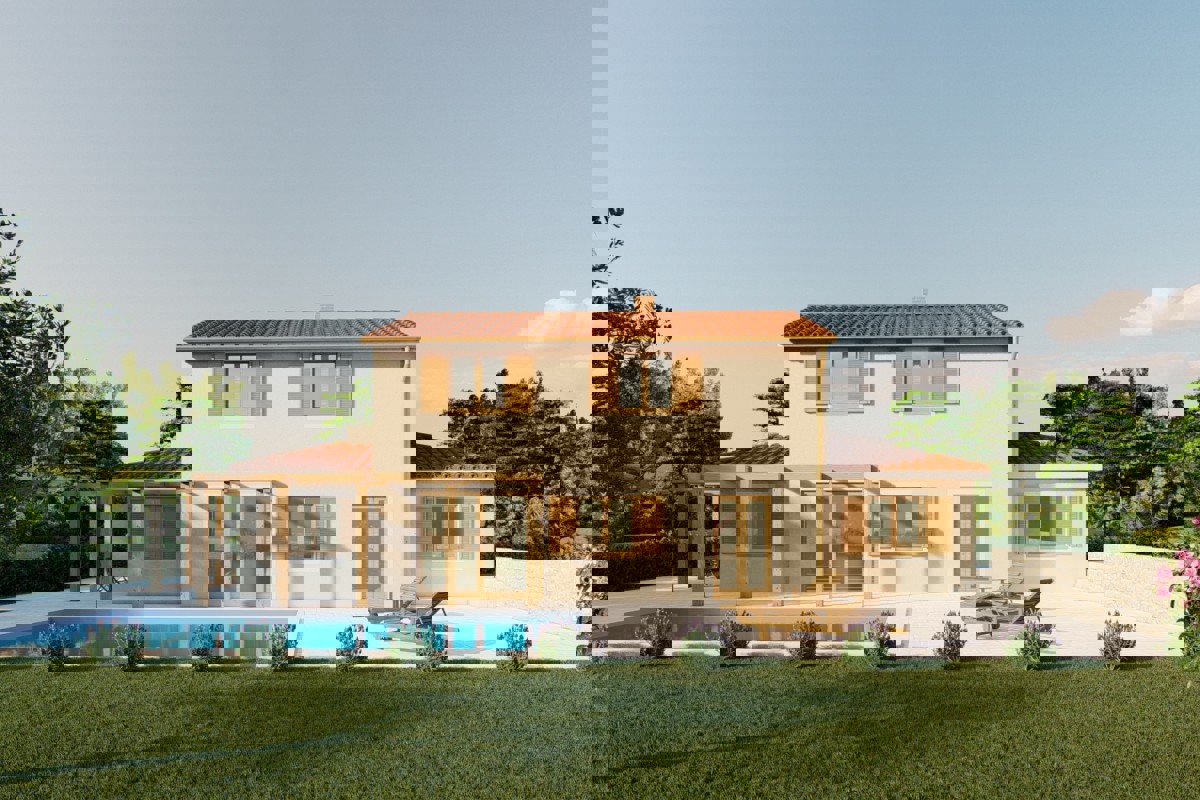 Casa a due piani in costruzione con piscina