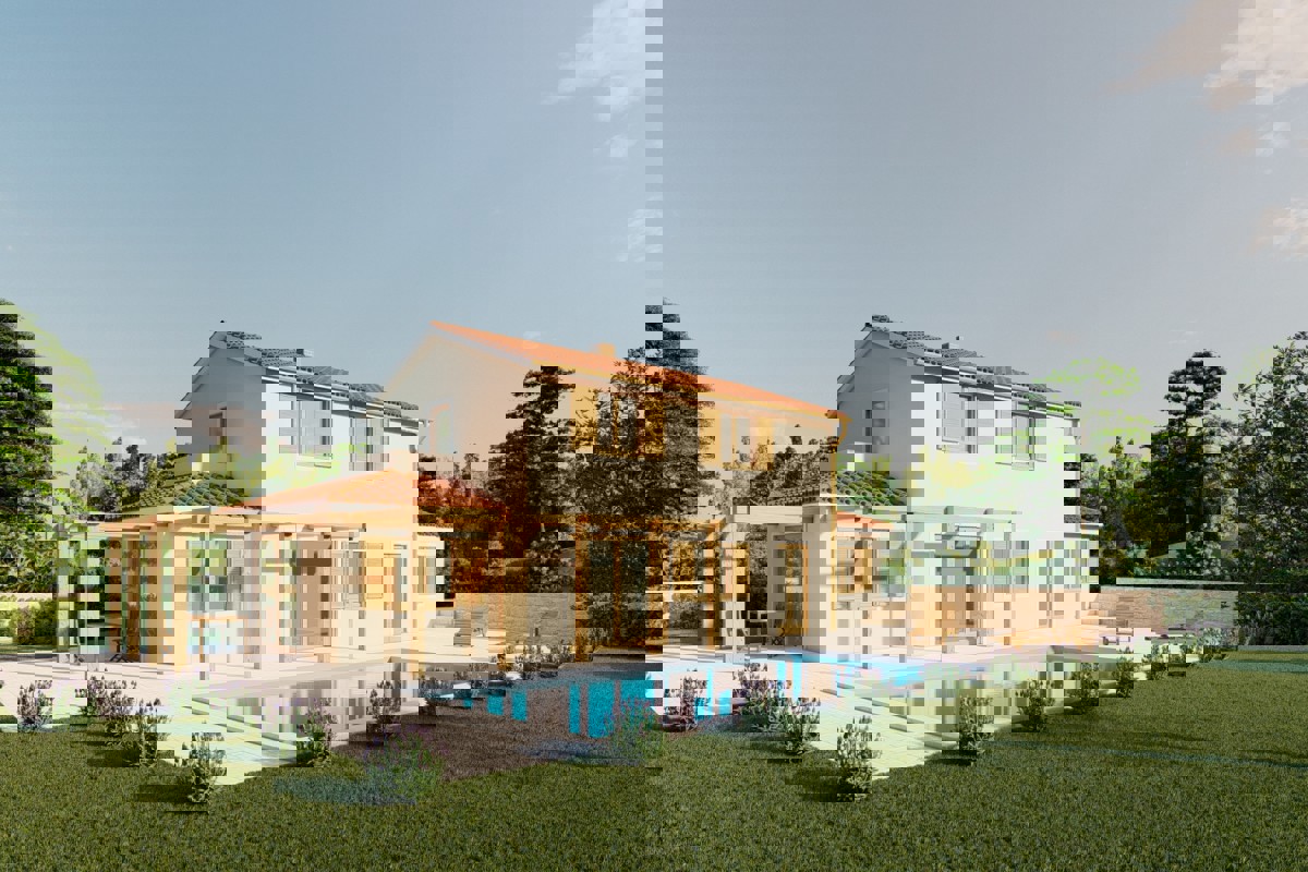 Casa a due piani in costruzione con piscina