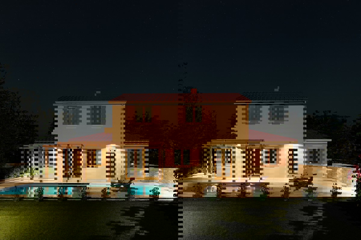 Casa a due piani in costruzione con piscina