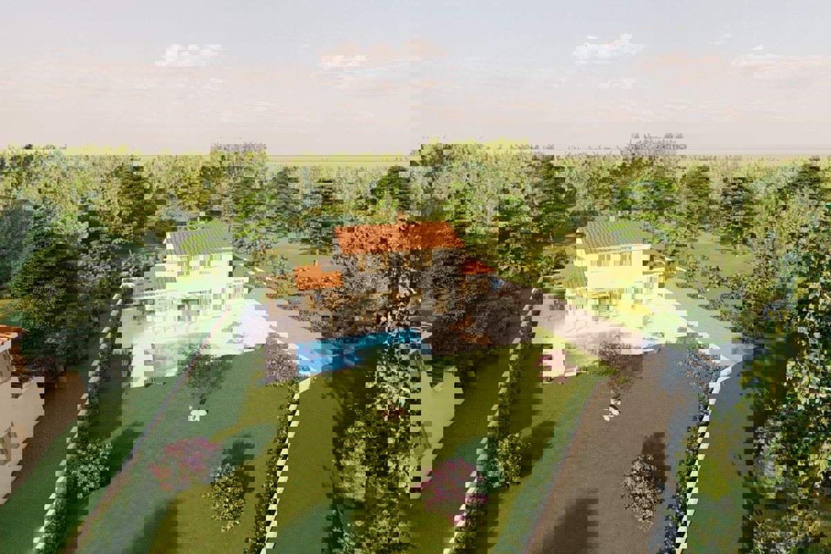 Casa a due piani in costruzione con piscina