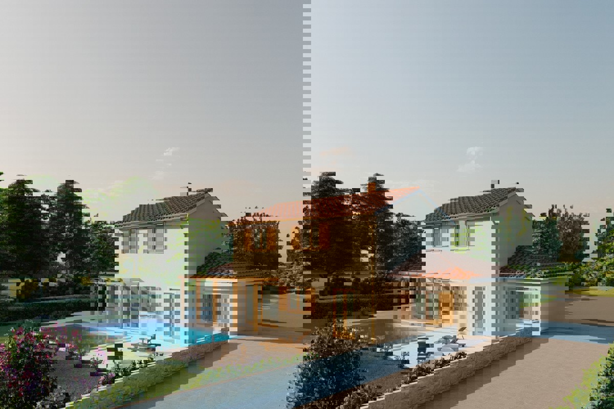 Casa a due piani in costruzione con piscina