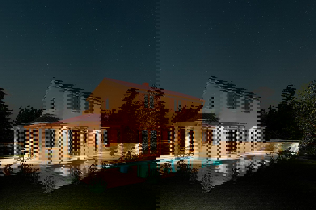 Casa a due piani in costruzione con piscina