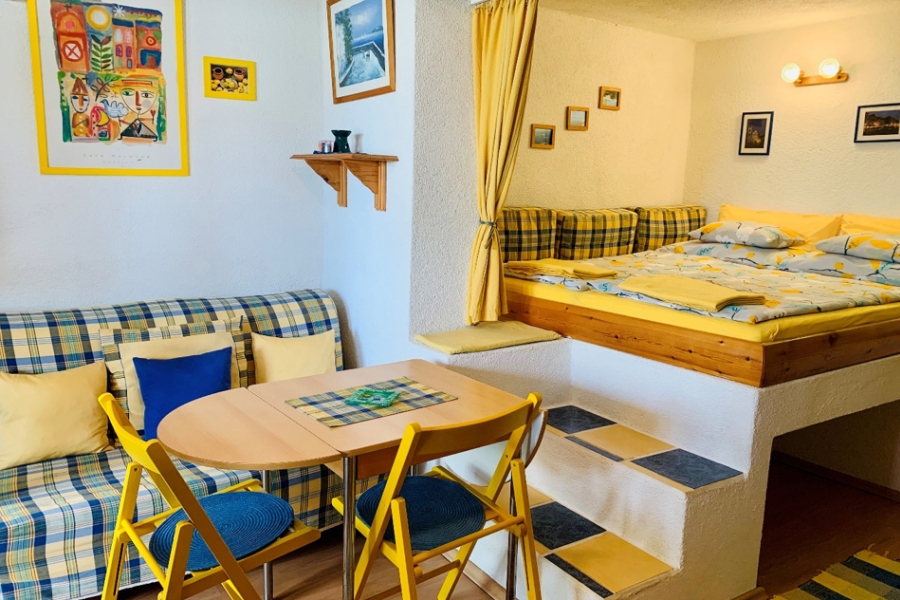 Casa con affermata attività turistica e vista mare