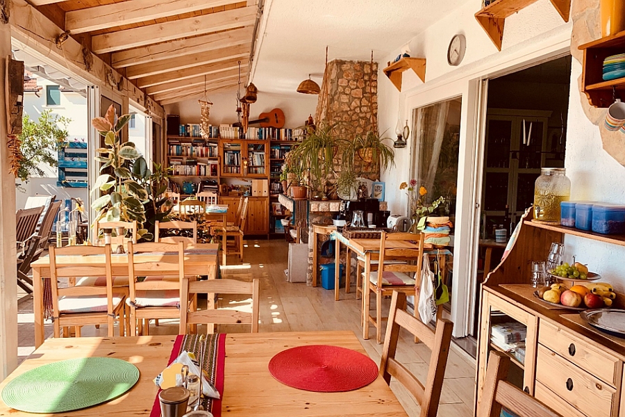 Casa con affermata attività turistica e vista mare