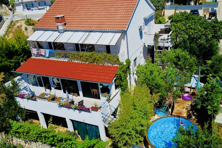 Casa con affermata attività turistica e vista mare
