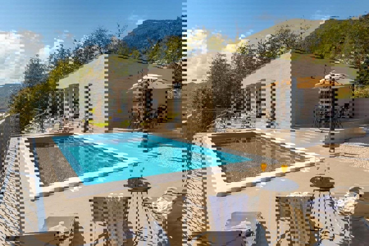 Elegante villa con piscina e vista mare