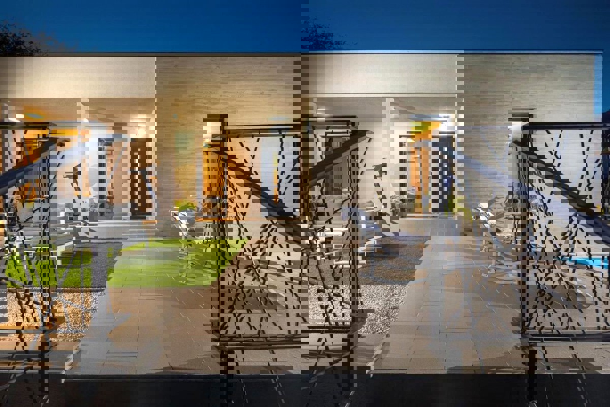 Elegante villa con piscina e vista mare