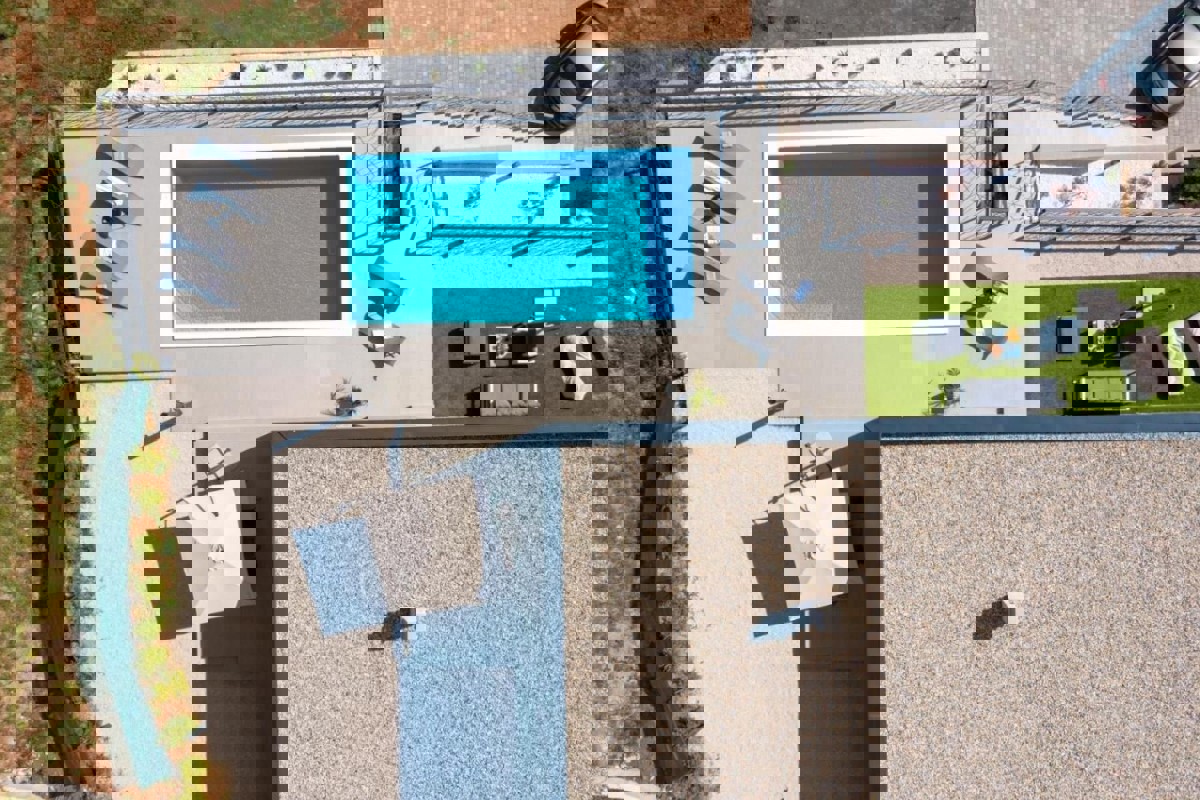 Elegante villa con piscina e vista mare