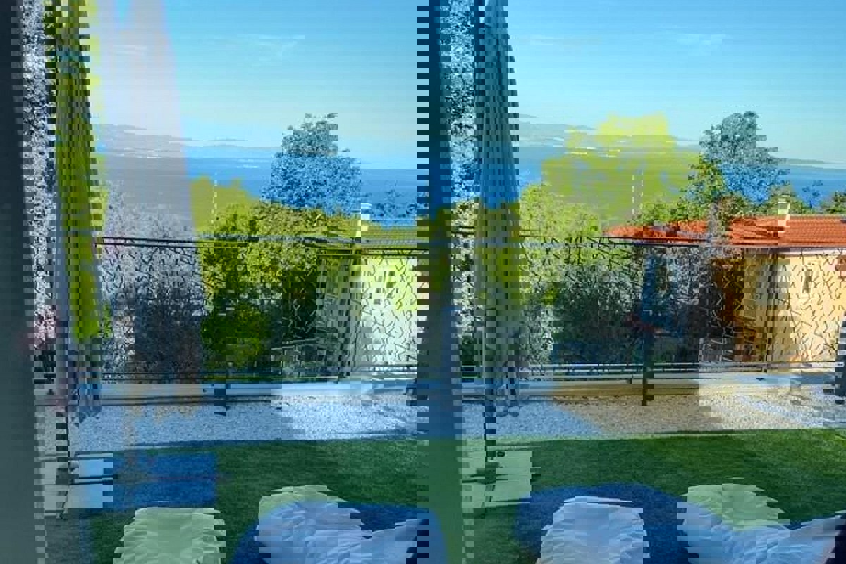 Elegante villa con piscina e vista mare