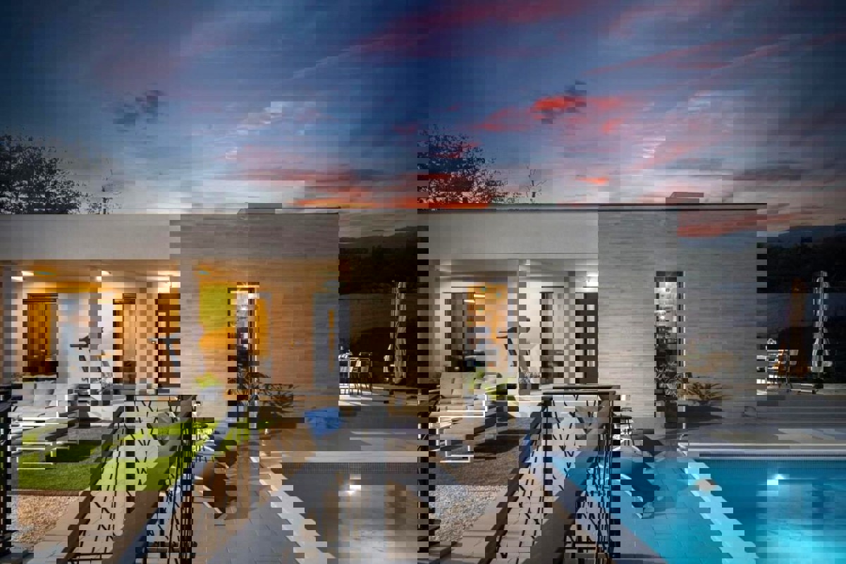 Elegante villa con piscina e vista mare