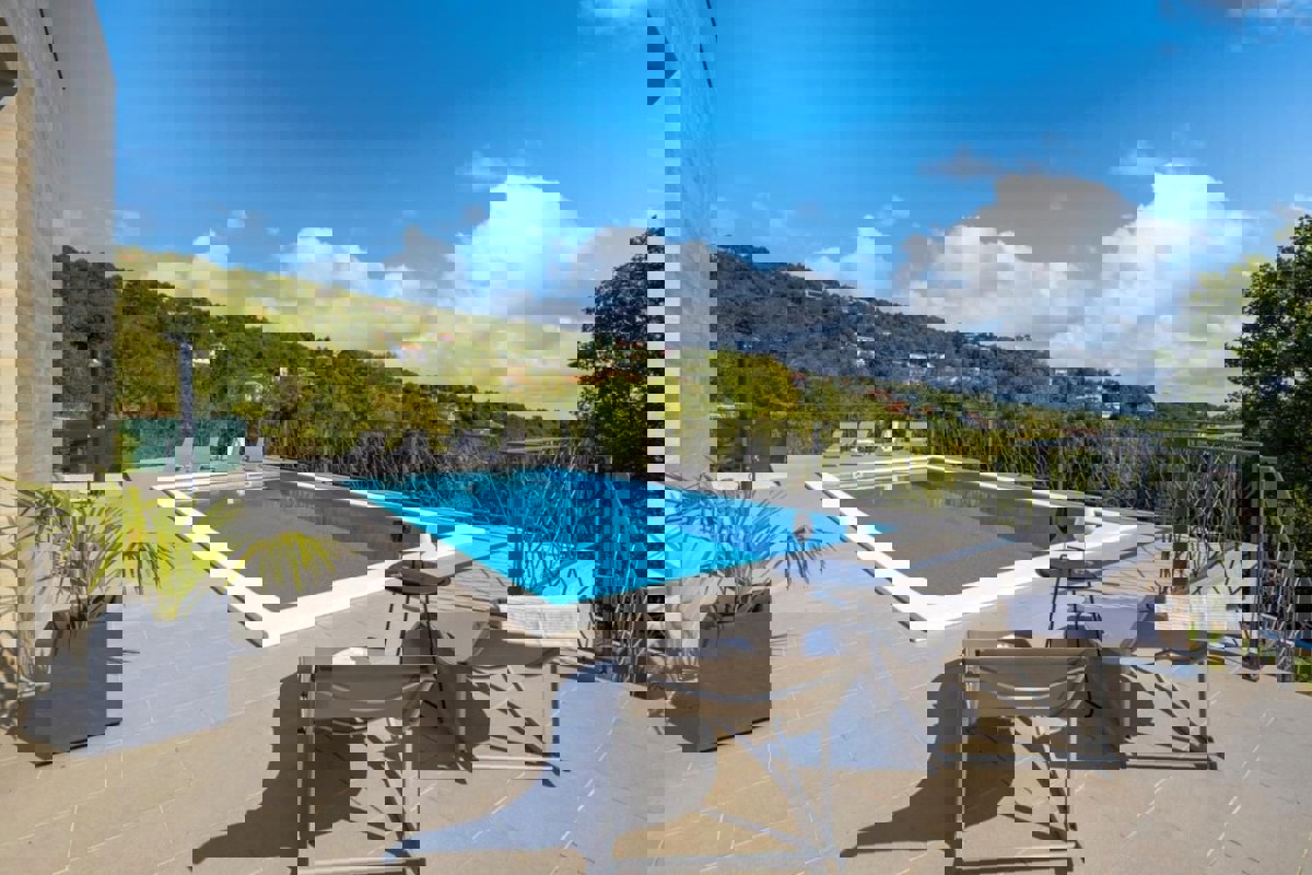 Elegante villa con piscina e vista mare