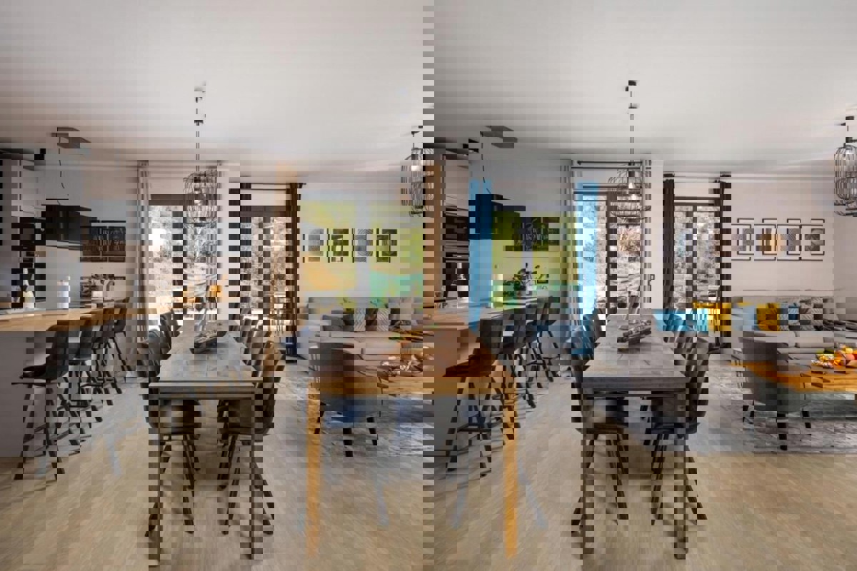 Elegante villa con piscina e vista mare