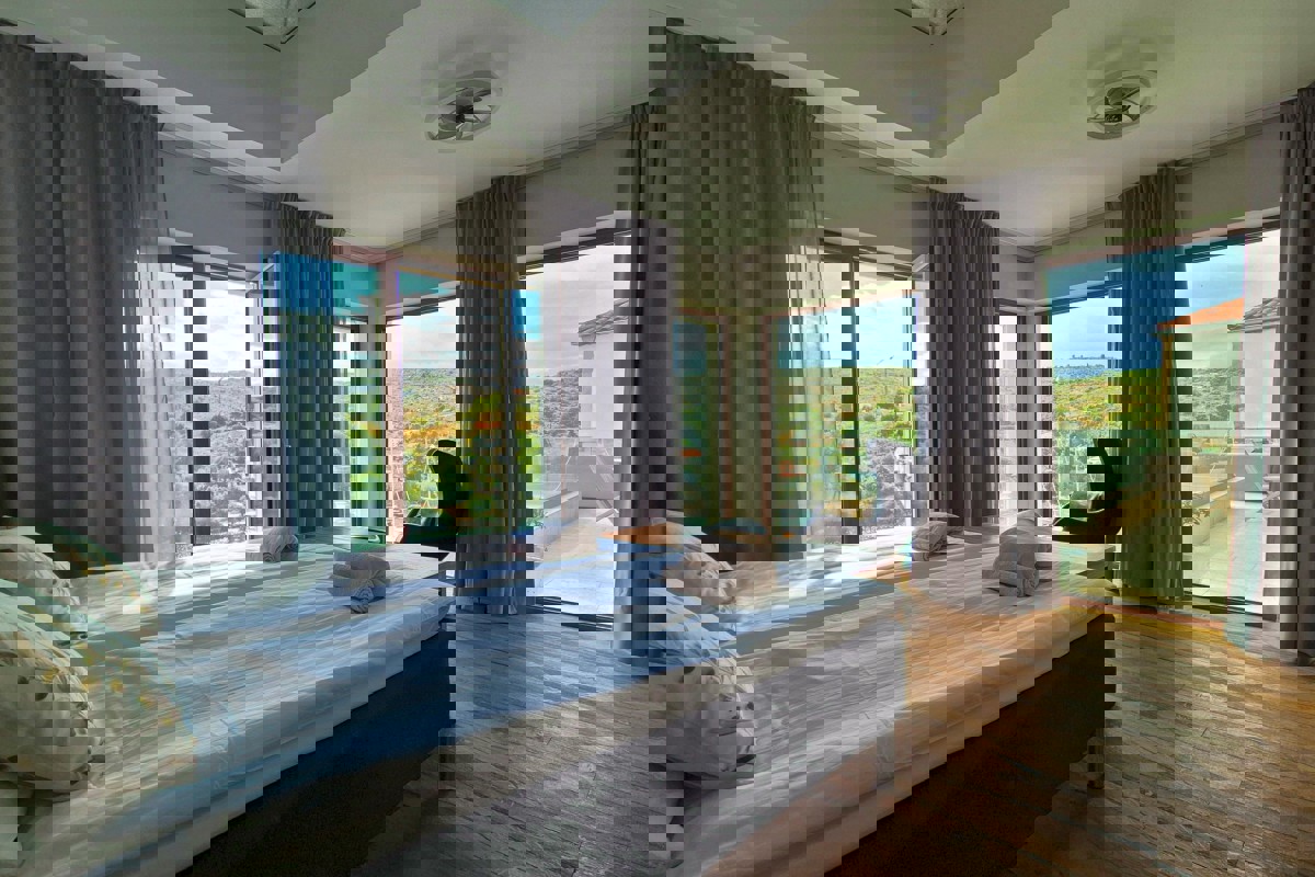 Villa di nuova costruzione con piscina e vista sul mare aperto