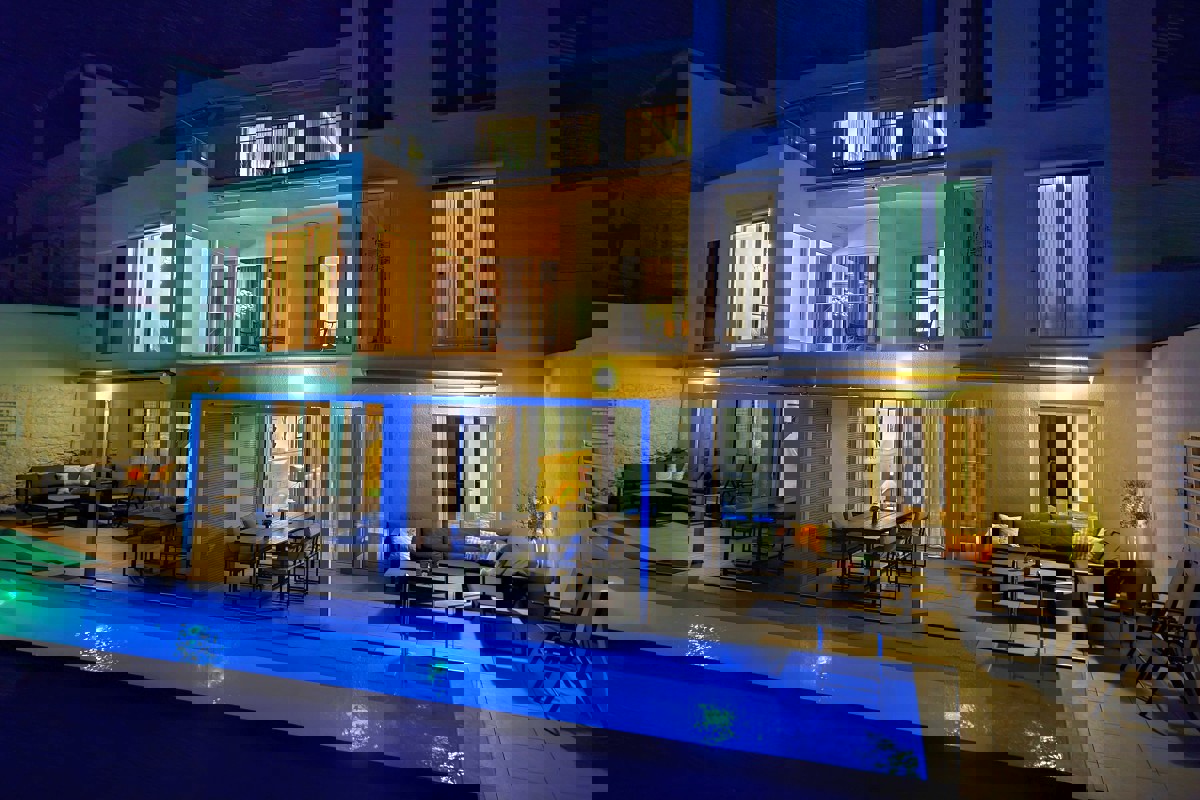 Villa di nuova costruzione con piscina e vista sul mare aperto