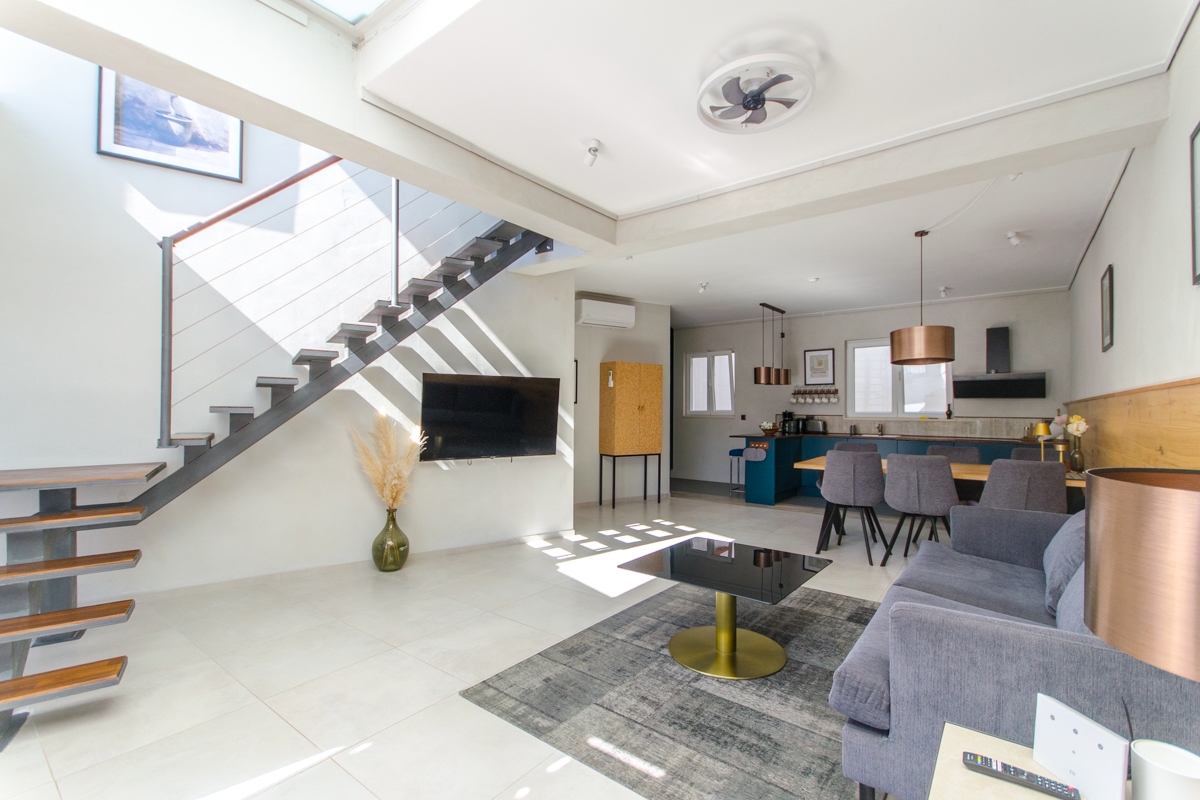 Villa di nuova costruzione con piscina e vista sul mare aperto