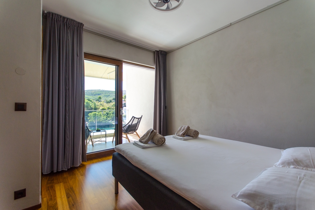 Villa di nuova costruzione con piscina e vista sul mare aperto