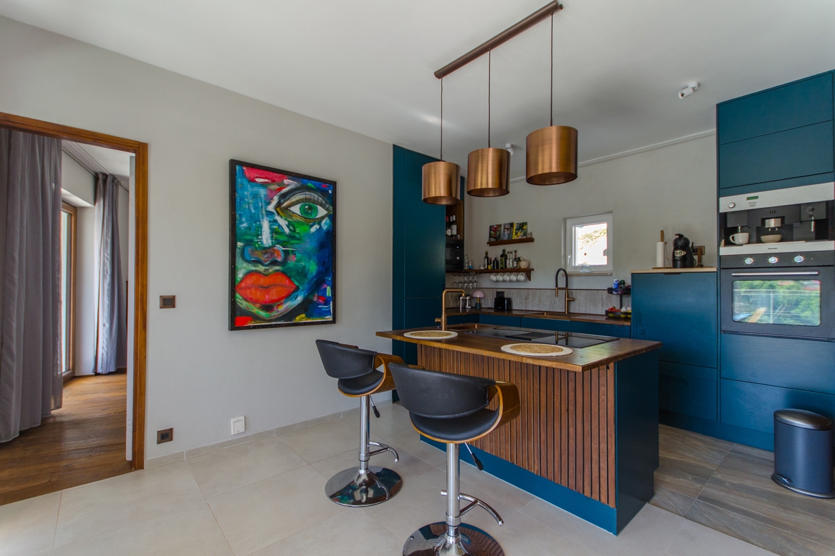 Villa di nuova costruzione con piscina e vista sul mare aperto