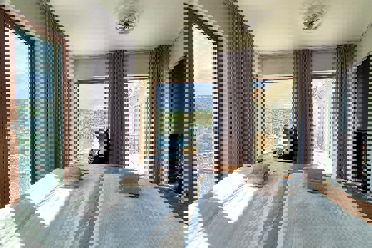 Villa di nuova costruzione con piscina e vista sul mare aperto