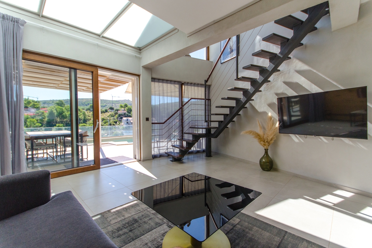 Villa di nuova costruzione con piscina e vista sul mare aperto