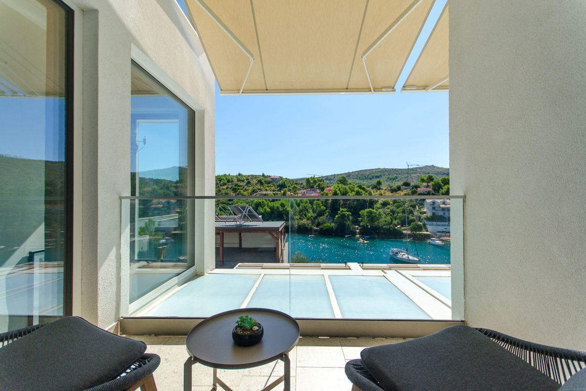 Villa di nuova costruzione con piscina e vista sul mare aperto