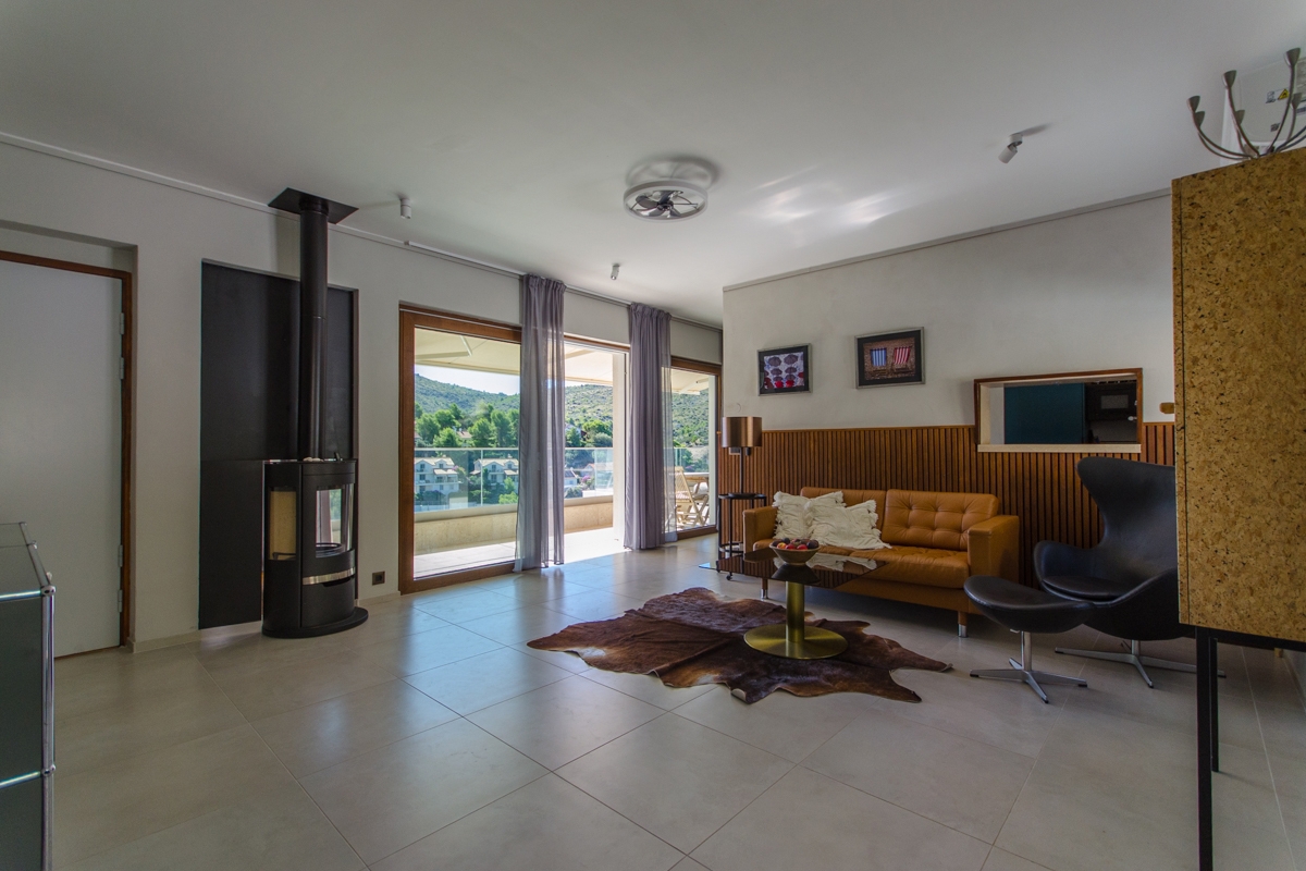 Villa di nuova costruzione con piscina e vista sul mare aperto