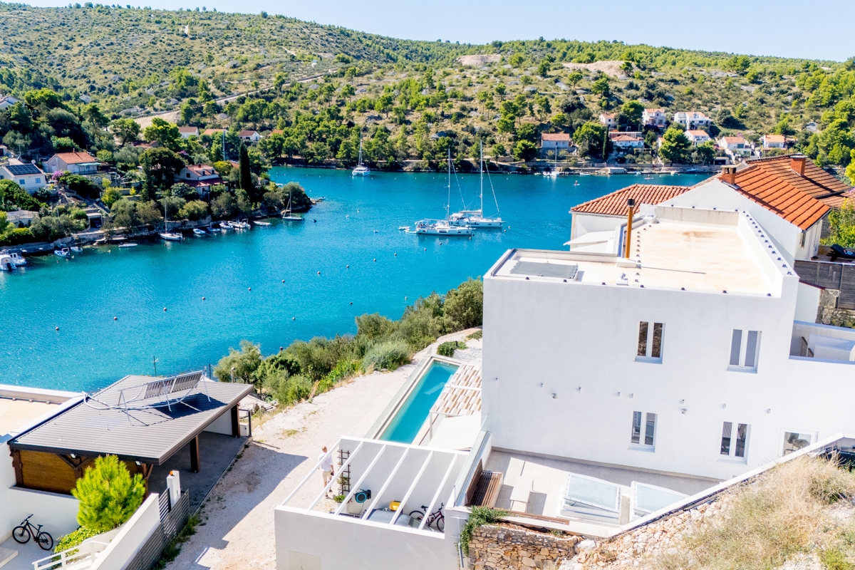 Villa di nuova costruzione con piscina e vista sul mare aperto