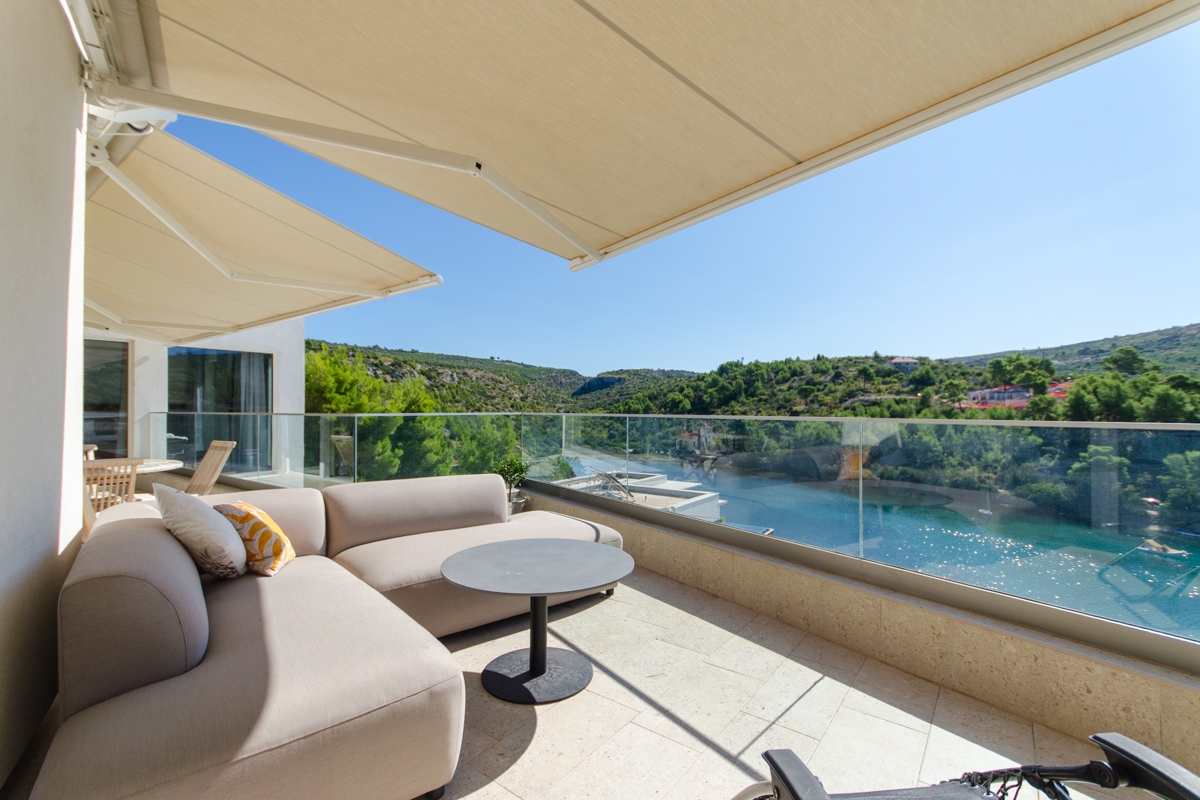 Villa di nuova costruzione con piscina e vista sul mare aperto