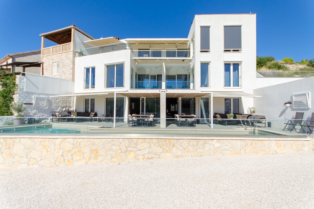 Villa di nuova costruzione con piscina e vista sul mare aperto